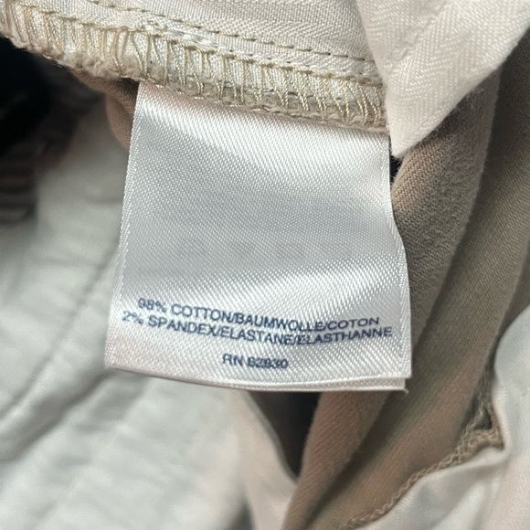 Lands' End Women's Khaki Shorts. Size 10 - Picture 4 of 4